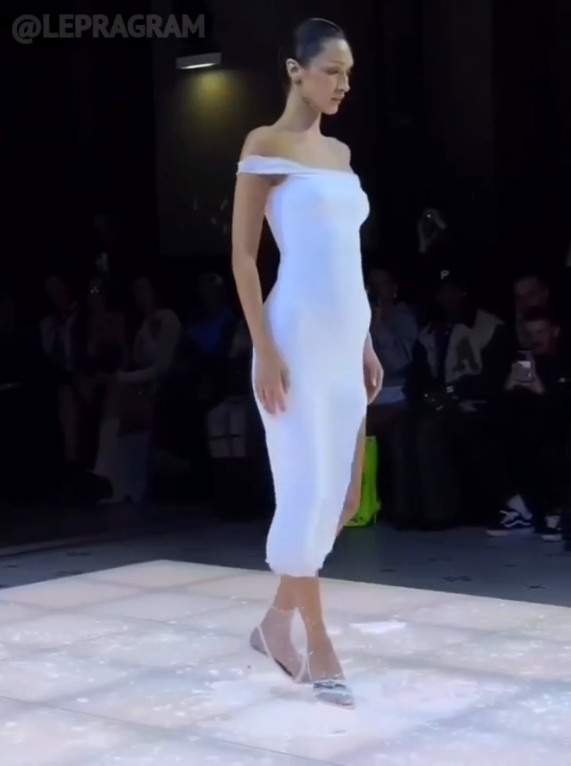 Спрей, який миттєво перетворився на сукню з еластичної тканини